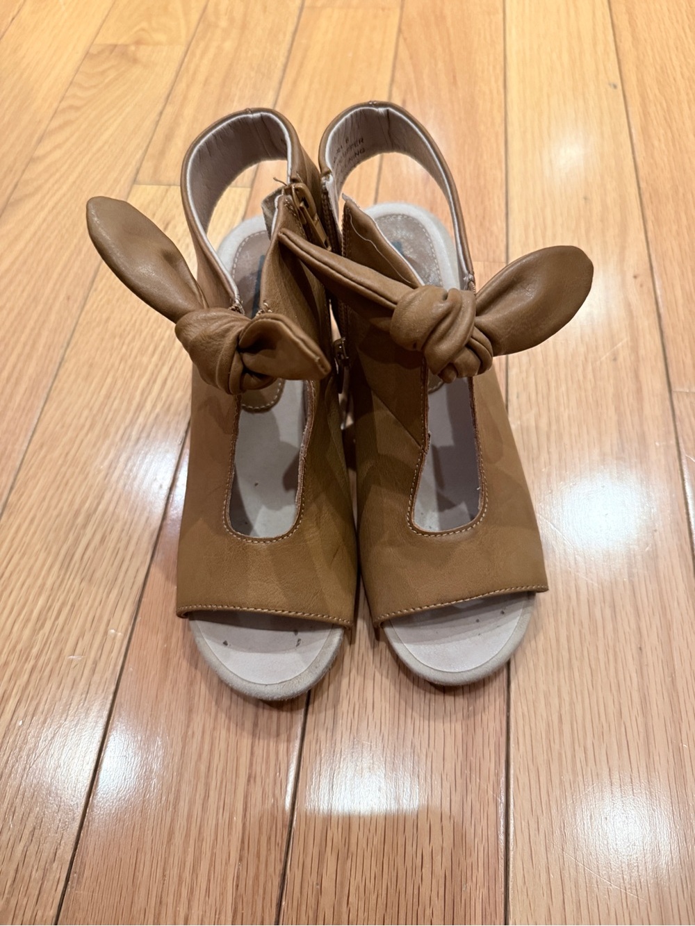 Women’s Knotted Front Open-Toe Sandals in Tan